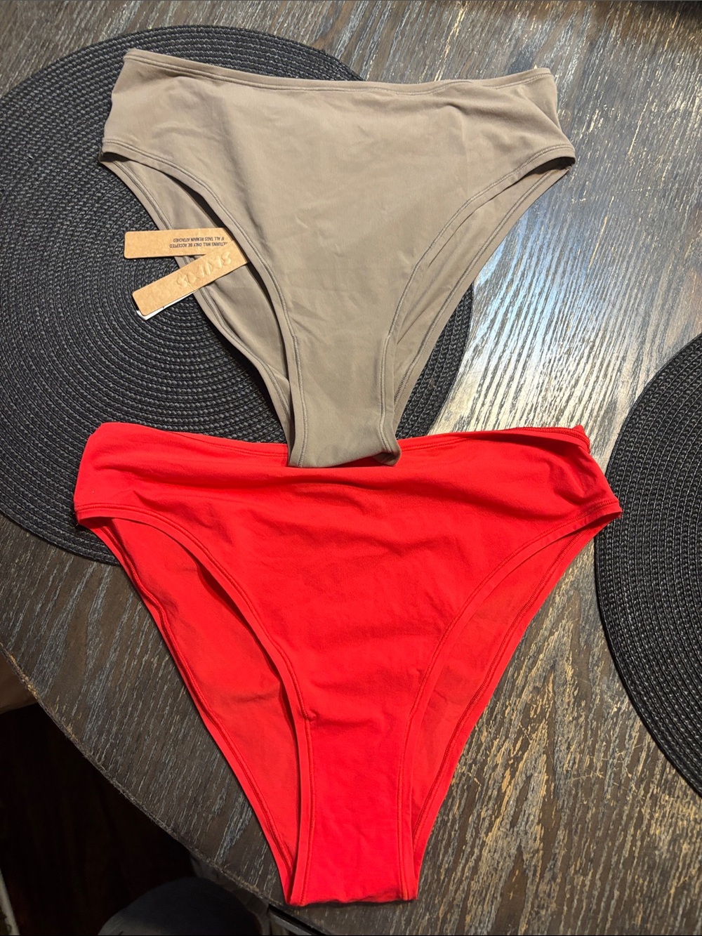 SKIMS Fits everybody cheeky and Briefs in Red & Taupe, truffle
